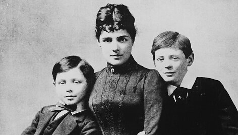 Jennie Jerome Churchill su vaikais &ndash; jaunesniuoju Jacku (kairėje) ir Winstonu. 1889 m.