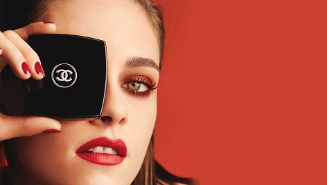 Kristen Stewart „Le Rouge Collection No. 1“ reklaminėje kampanijoje