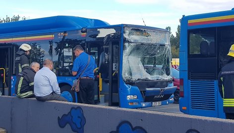 Klaipėdoje per eismo įvykį susidūrė du autobusai, nukentėjo mažiausiai penki žmonės.