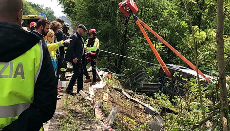 Toskanoje apvirtus turistų autobusui žuvo žmogus