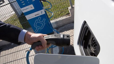 Įkrovimo stotelė prie BMW salono