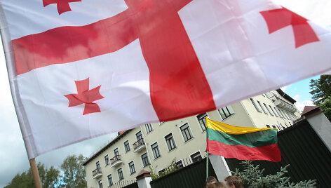 Mitingo dalyviai pasira&scaron;inėjo ant Gruzijos žemėlapio, kuris perduotas Rusijos ambasadai