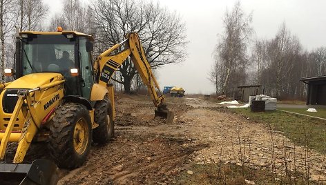 Antradienį įvažiavimą į Vaido Bernoto kiemą perkasė ekskavatorius