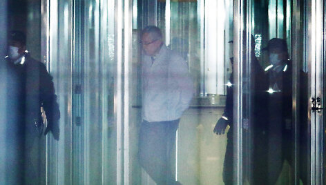 Policininkų vedamas Carlosas Ghosnas
