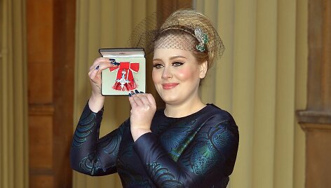 Adele buvo įteiktas Auk&scaron;čiausiasis Britanijos imperijos ordino medalis