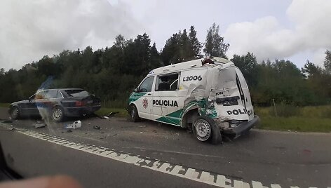 Per eismo įvykį sumaitotas policijos automobilis, sužeistas pareigūnas.