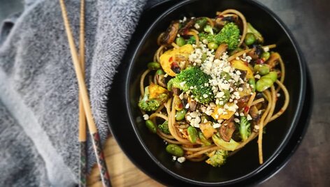 Wok su vi&scaron;tiena, edamame pupelėmis ir saldžiai a&scaron;triu padažu