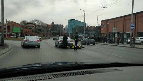 &bdquo;Peugeot&ldquo; ir motociklo avarija Kauno pilies žiede