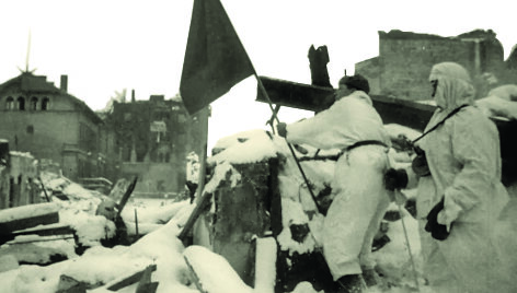 Raudonarmiečiai ant apsnigtų Klaipėdos griuvėsių kelia raudonąją vėliavą, 1945 m. sausio 28 d. 