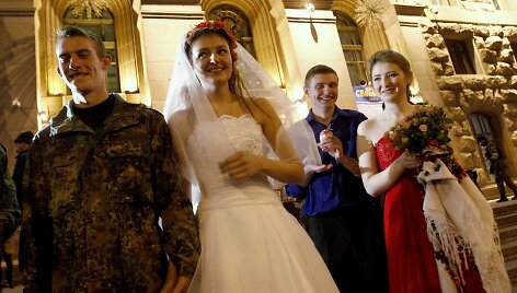 Maidane susituokė barikadose susipažinę protestuotojai. 