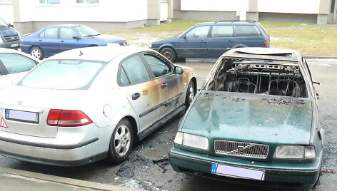 Naktį sudegė vienas automobilis, &scaron;alia stovėję kiti du &ndash; apdegė.