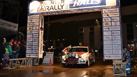 „Halls Winter Rally“ startas