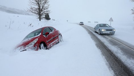 Ispanijos šiaurėje nuo slidaus kelio nuslydęs automobilis