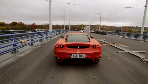 V.Matijo&scaron;aičio "Ferrari" ant Panemunės tilto