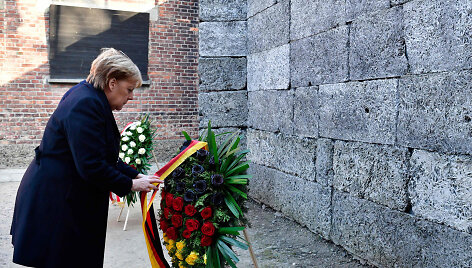 A.Merkel buvusioje Au&scaron;vico-Birkenau nacių mirties stovykloje.