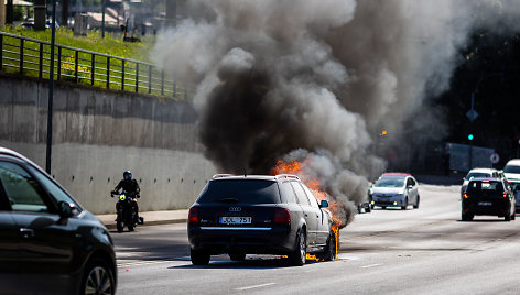 Sostines Drujos gatvėje užsiliepsnojo „Audi“