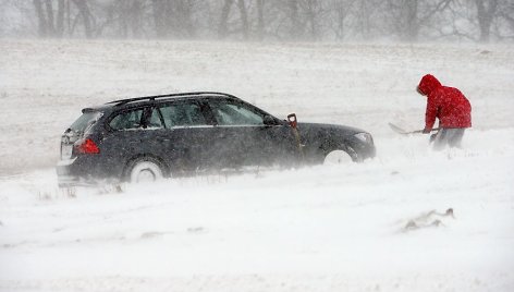 Užpustytame kelyje užklimpęs automobilis