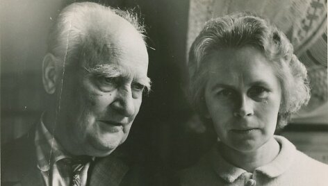 Muziejininkė Kazimiera Kairiūk&scaron;tytė-Galaunienė ir pirmasis M.K.Čiurlionio muziejaus direktorius prof. Paulius Galaunė. Kaunas, apie 1968 m.
