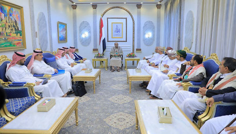 Husių lyderis su Saudo Arabijos ir Omano delegacijomis