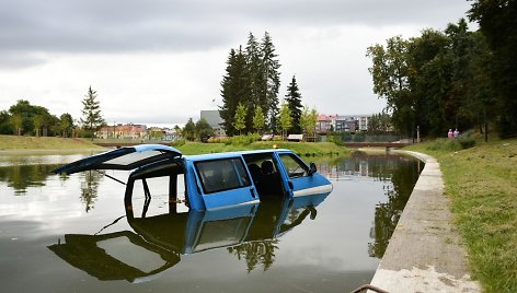 Panevėžio tvenkinyje nuskendo aplinką tvarkančios įmonės automobilis