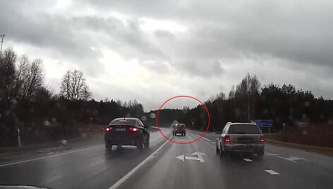Užfiksuotas pažeidimas, vos nevirtęs kraupia avarija: chuligani&scaron;kai lenkęs BMW nematė tvarkingai lėtėjančio ir kairį posūkį rodančio automobilio.
