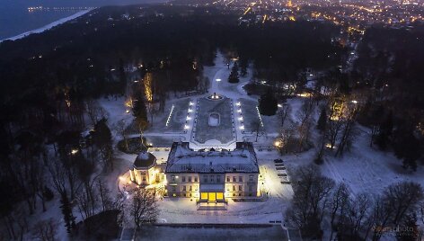 Žiemos &scaron;ventėms pasidabinusi Palanga.