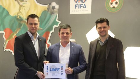LFF prezidentas T.Danilevičius (de&scaron;inėje) ir generalinis sekretorius E.Stankevičius bei Utenos klubo vienas vadovų A.Gimžauskas.