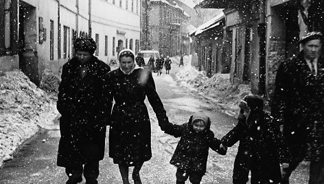 Šeima ir sniegas. Vilnius, Totorių gatvė, 1964 m.