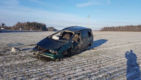 Automobilis vertėsi kelis kartus