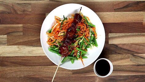 Kiaulienos &scaron;a&scaron;lykas su Teriyaki BBQ padažu ir įvairių daržovių salotomis