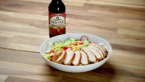 Vi&scaron;tiena su Teriyaki padažu ir įvairių daržovių salotomis