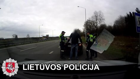pareigunai-sustabdo-ir-galimai-vogta-alfa-romeo-automobili