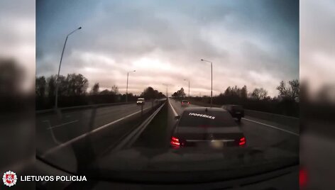 rusijos-pilietis-autostrada-leke-tarsi-beprotis