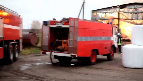 VIDEO kadras: Didžiulis gaisras Vilkyčiuose: &scaron;imtai galvijų liks be &scaron;ieno (video)-1291