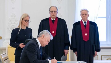 Generalinės prokurorės pavaduotojų Artūro Urbelio (kairėje) ir Kastyčio &Scaron;ik&scaron;nio priesaikas priėmė prezidentas Gitanas Nausėda