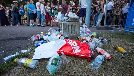 &bdquo;Sel&ldquo; gerbėjai parką nusėjo &scaron;iuk&scaron;lėmis