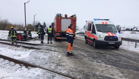 Traukinio ir automobilio „Toyota“ avarija netoli Kaišiadorių