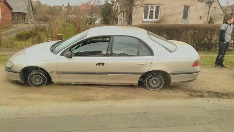 Tel&scaron;i&scaron;kis į gatvę i&scaron;važiavo automobiliu be padangų.