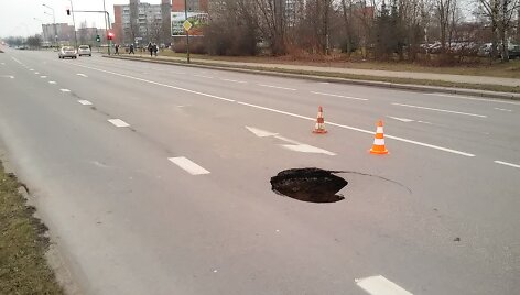 Klaipėdoje &Scaron;ilutės plente atsivėrė smegduobė