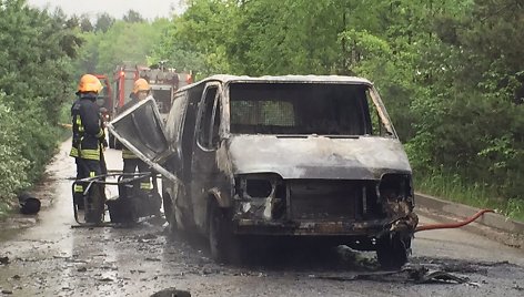 Sudegęs mikroautobusas įvykio vietoje