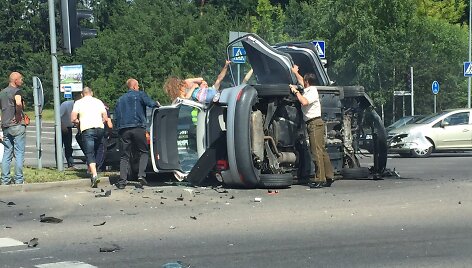 Apvirtęs automobilis