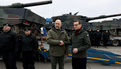 Lenkijos premjeras Mateuszas Morawieckis ir Ukrainos premjeras Denysas Šmyhalis prie pirmosios „Leopard“ tankų partijos Kyjive