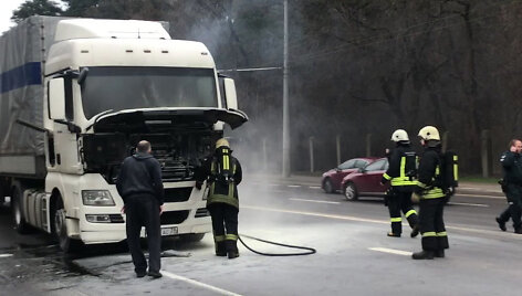 Vilniuje užsidegė sunkvežimis