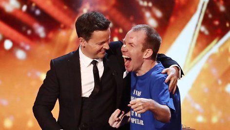 „Britain's Got Talent“ nugalėtojas Lost Voice Guy su šou vedėju Declanu Donnelly