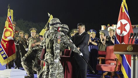 Kim Jong Unas ir &Scaron;iaurės Korėjos kariai