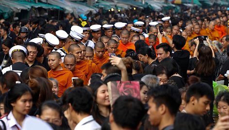Tailandas mini karaliaus Bhumibolo mirties metines ir ruošiasi jo laidotuvėms