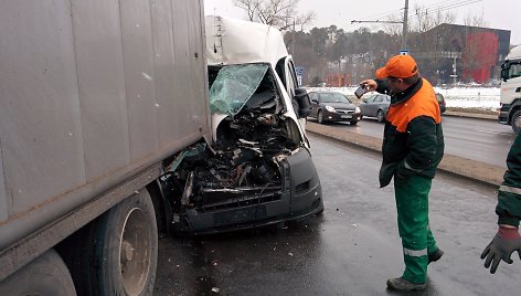 Krovininio mikroautobuso ir vilkiko avarija Savanorių pr., Vilniuje