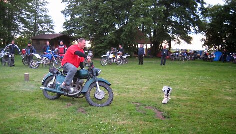 &bdquo;Ežiukai&ldquo; kelionėje APL su IŽ motociklais