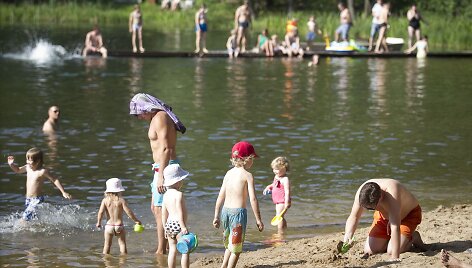 Trakų apylinkėse - minios &scaron;ilumos i&scaron;siilgusių poilsiautojų.