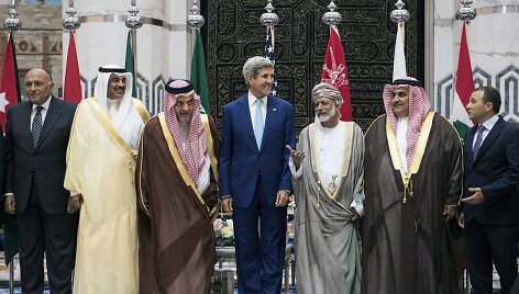 JAV valstybės sekretorius Johnas Kerry su arabų &scaron;alių atstovais Džedoje